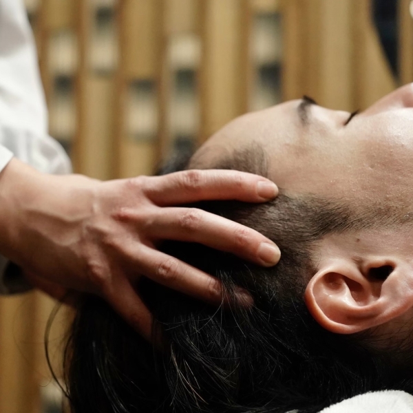 男性の頭皮をやさしく整えるオイルスパ