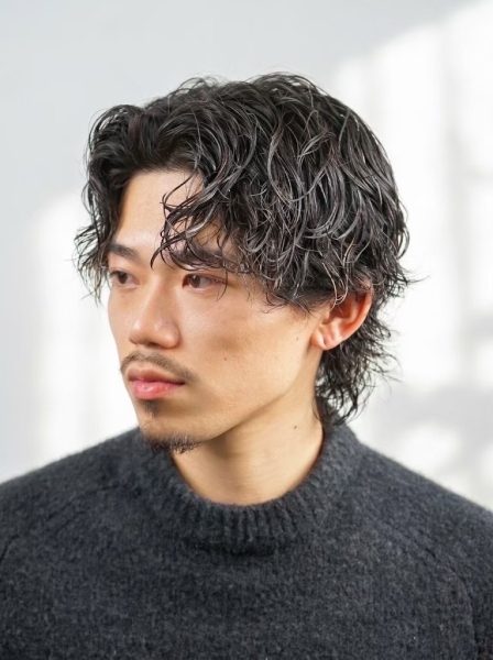 大人色気を演出する「センターパート×ウェーブパーマ」