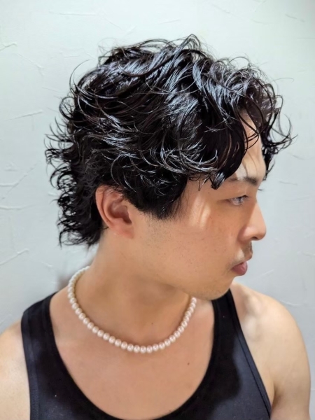 抜け感で差がつく。サーフカールで作る大人のラフスタイル