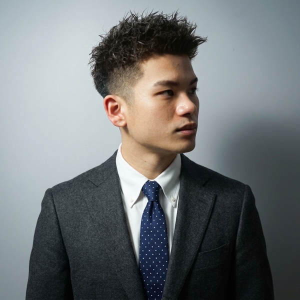 スーツ映えNo.1。王道フェードショートで信頼感アップ