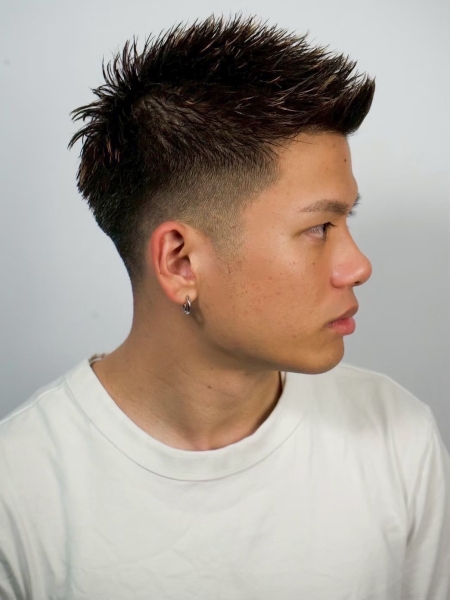 フェードカットで男らしいシルエットに