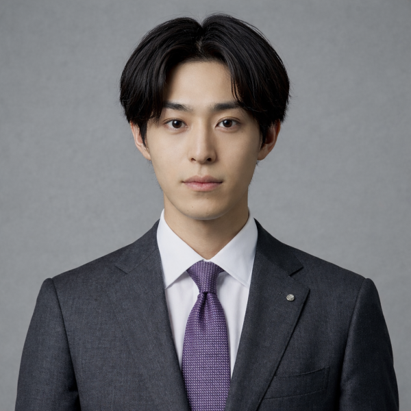 大人の余裕を演出。センターパート×ナチュラルスタイル