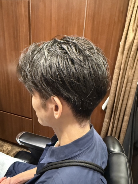前髪長め×ツーブロックで大人の毛流れ