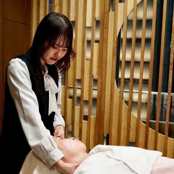 Massage nâng cơ mặt của nhật bằng oil khác nhau điểm gì với kỹ thuật của Việt Nam?