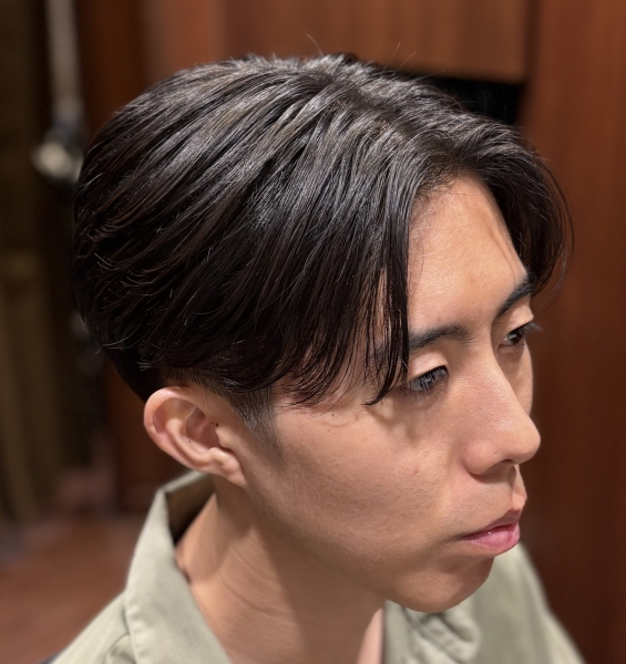 10月は毛流れで魅せる！大人の爽やかセンターパート