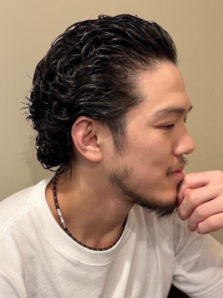 色気と無骨さを両立するバックスタイルパーマ