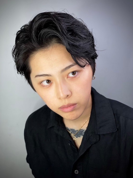 大人っぽく決まるかき上げスタイル