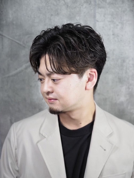 センターパート×ニュアンスパーマで大人のメンズスタイル