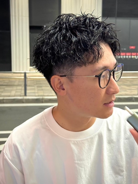 大人の色気を引き出すウェットパーマ×フェード