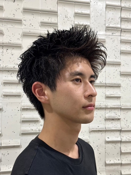 男を上げる。質感重視のアップバングショート