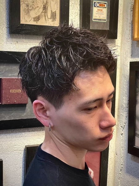 清潔感と色気を両立する大人パーマスタイル