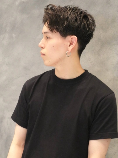 センターパート×スパイラルパーマで、男らしく色気のあるスタイルに。