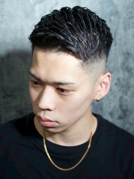スーツも私服も映える万能ヘアスタイルとは！