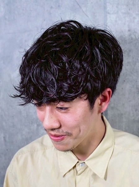 柔らかな動きで魅せる波巻きパーマ