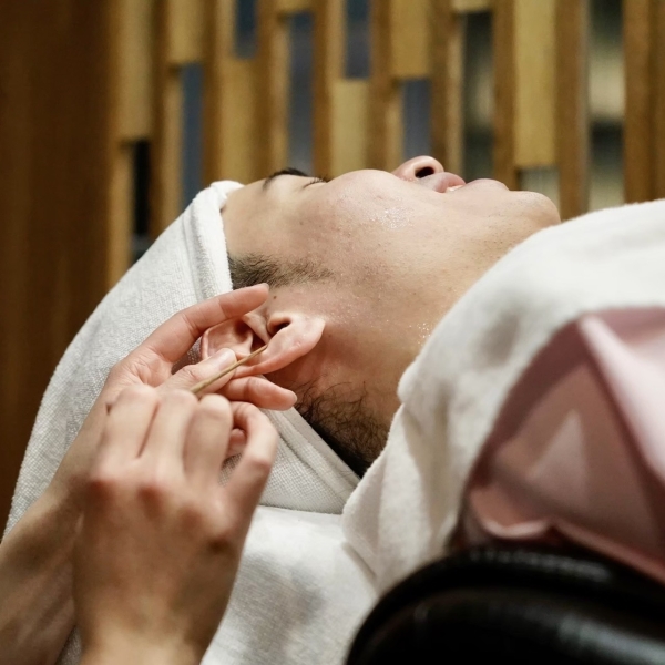 【理容室の本格耳掃除】癒しと爽快感が味わえる人気メニュー