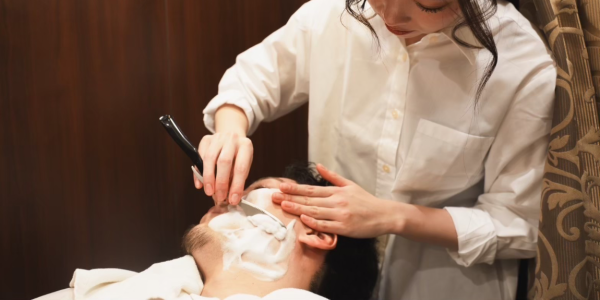 眉毛を整えるだけで印象が変わる