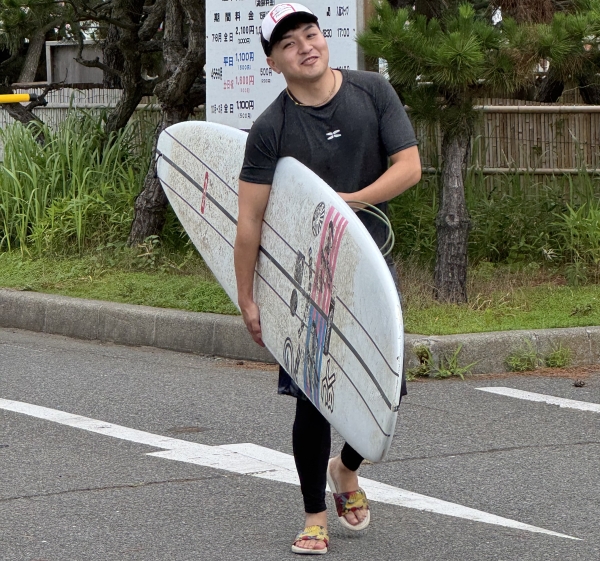 後輩のサーフィンデビュー！