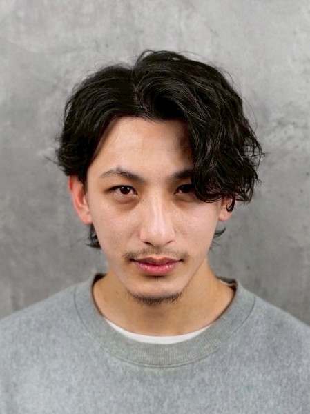 大人の余裕をつくるセンターパートスタイル