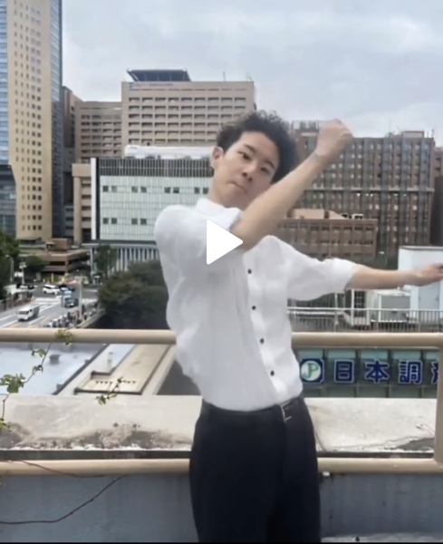 ツーブロック×パーマで“脱・無難”な印象に！