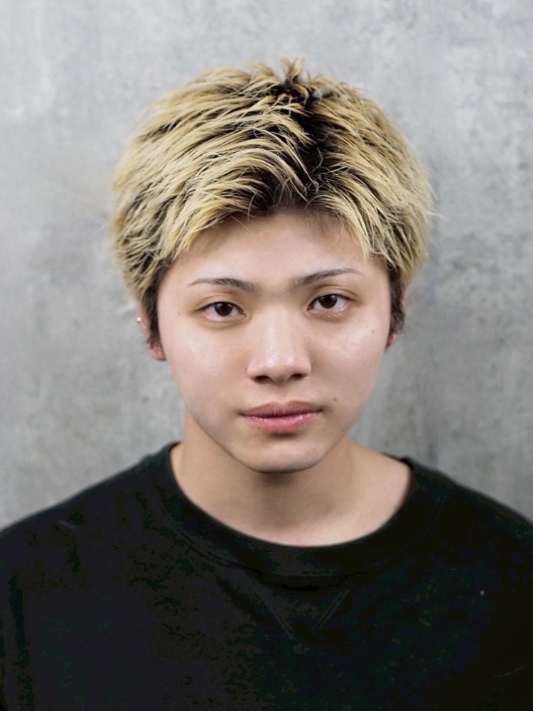 かりあげない金髪ショートで大人見せ
