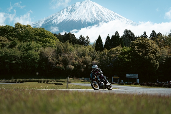 カメラ持ってサーキットいってきました