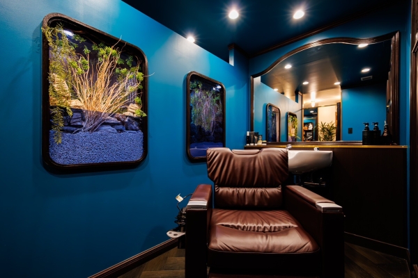 駅前に個室のbarberが、、、