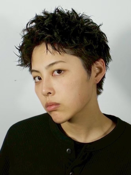 陽光系男神感！清爽短髮 × 扭轉燙 × 額頭露出造型