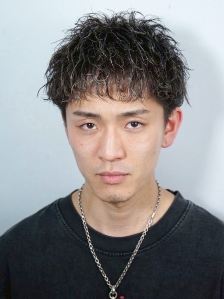 清爽俐落又有型！扭轉螺旋燙 × Two Block 男士燙髮首選