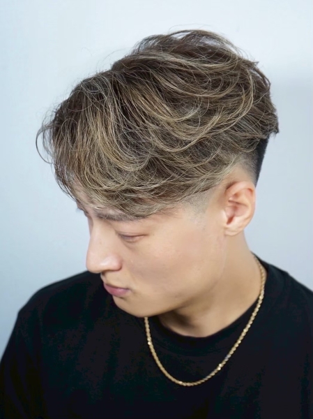 長度與清爽兼具的中分漸層造型