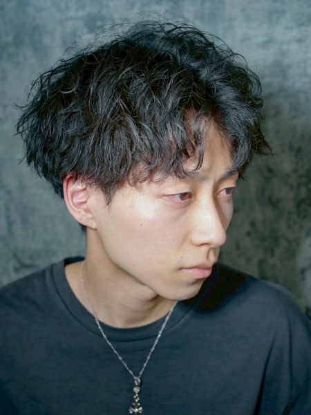 強烈弧度×中分造型的冬季質感男士燙髮