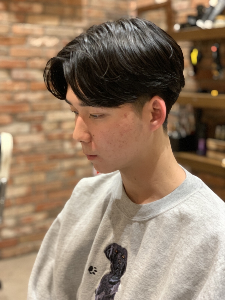 前下がりセンターパート メンズニュアンスパーマ ヘアカタログ 高級理容室 床屋 ヒロ銀座ヘアーサロン