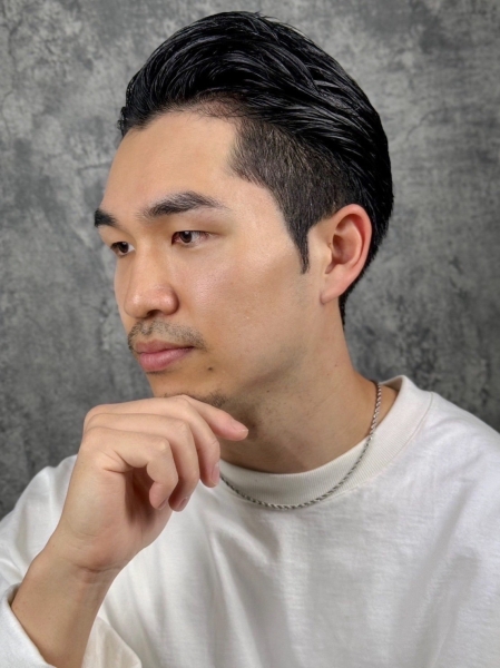 スーツに映える！大人のツーブロックで冬支度を