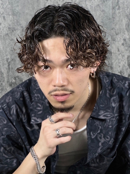 「夏にぴったりの髪型！ツーブロック×パーマで男らしさUP」
