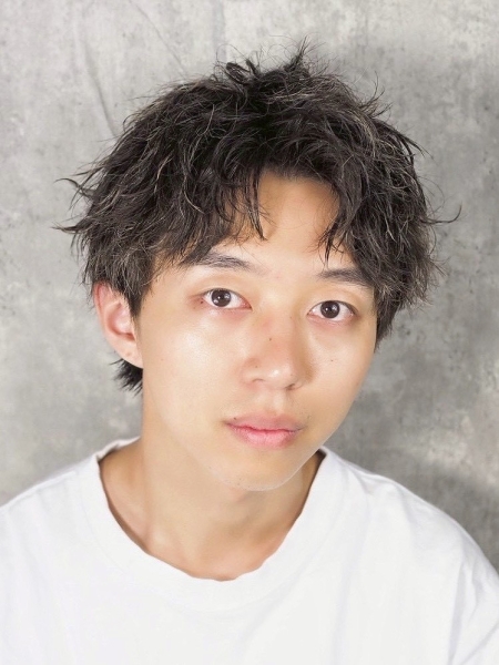 3月の新生活は「無造作パーマ」で好印象。朝1分で決まるメンズヘア