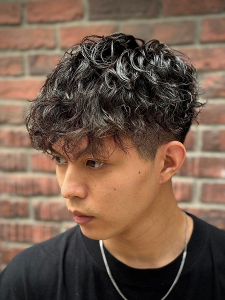 12月の視線を独占！スペインカール×メッシュで魅せる冬ヘア