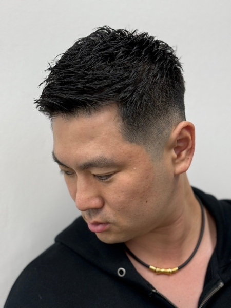 40代の冬を爽やかショートで乗り切る！ビジネスマンの自信を作るフェードカット。