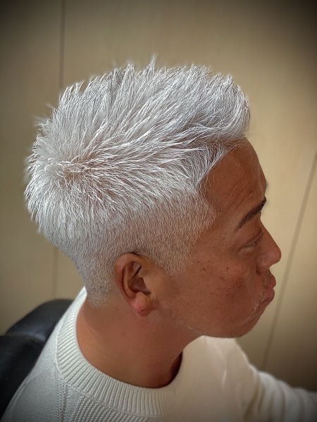 大人の品格を引き出すホワイトショート