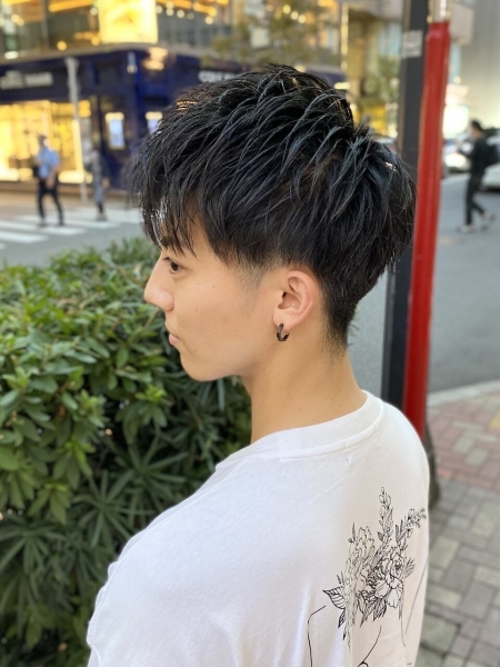 秋の街に映える束感ショートで好印象に