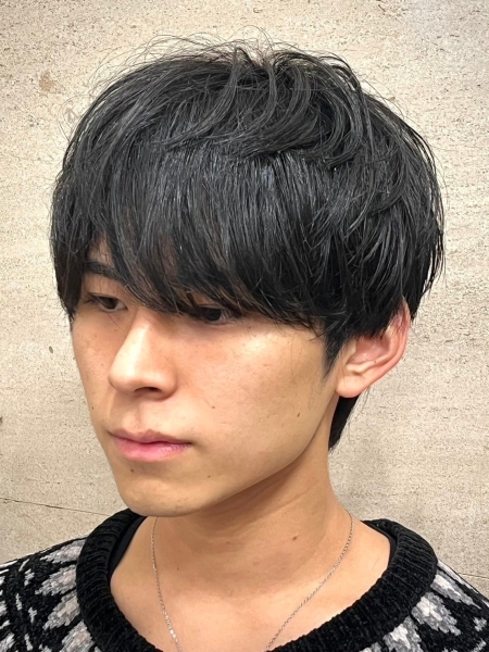 濡れ感と黒髪マッシュで差をつける！冬の垢抜けスタイル