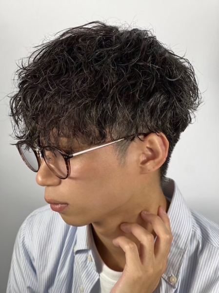 黒髪マッシュにスパイラルで差を