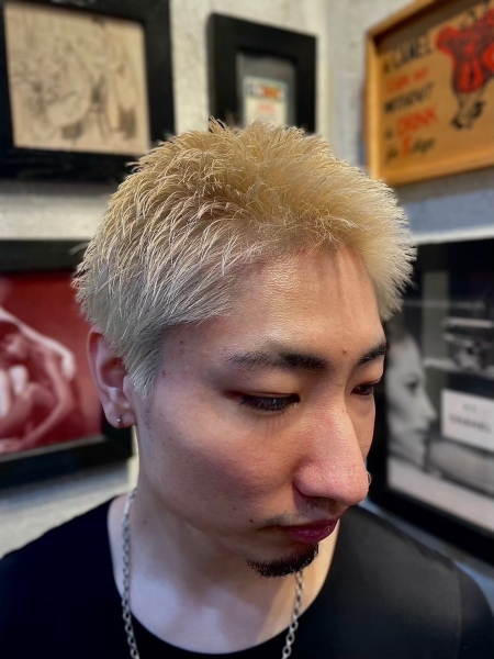 ホワイトメッシュ×ベリーショートフェードで魅せる大人ストリート