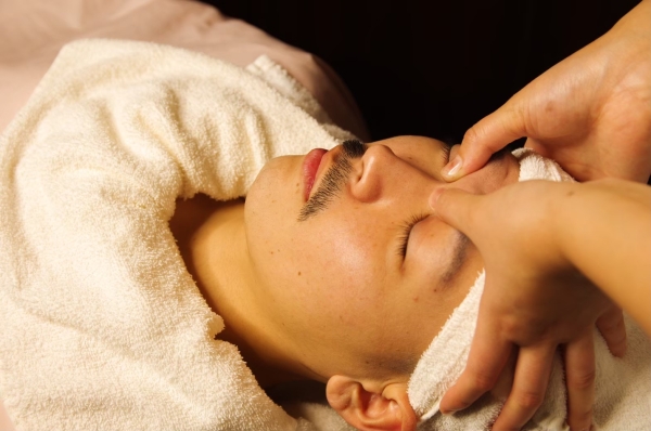 男の顔印象を変える極上オイルほぐし