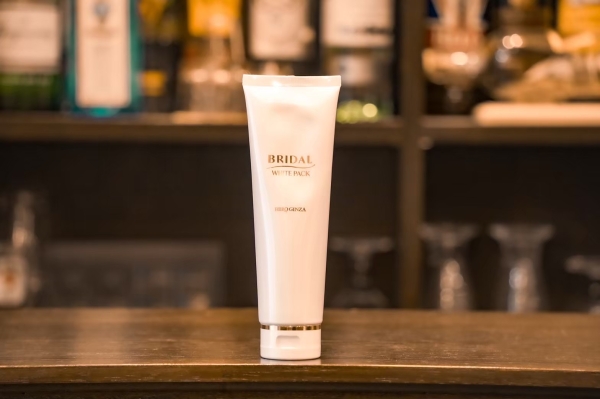 肌を整える男のホワイトクレイ