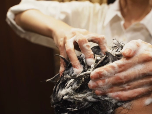 サロンで行うシャンプー