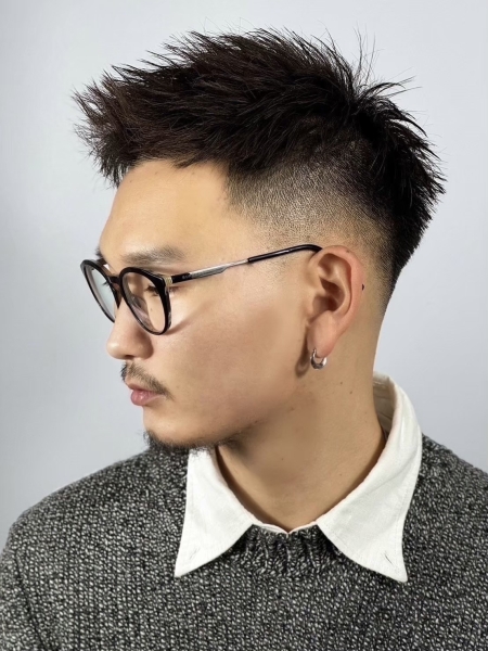 大宮で40代・50代男性におすすめの理容室ならHIRO GINZA 大宮駅前店へ。大人のメンズカット、ビジネスショート、白髪ぼかし、フェード、シェービング、眉毛まで対応。完全個室、大宮駅西口徒歩2分、平日21時まで営業。