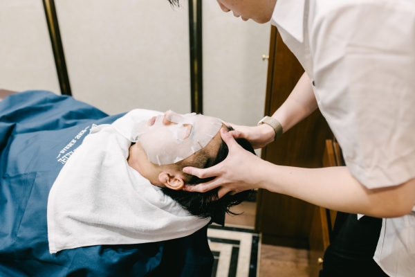 大宮でメンズヘッドスパができる理容室をお探しならHIRO GINZA 大宮駅前店へ。メンズカットと一緒に頭皮のベタつきや汚れをケア。シェービングや眉毛も対応。完全個室、大宮駅西口徒歩2分、平日21時まで営業。