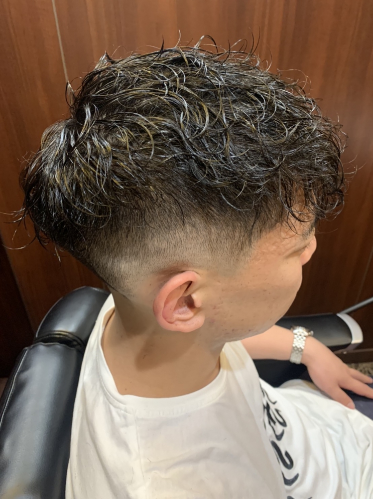 ソフトツイスト×スキンフェード｜ヘアカタログ｜高級理容室・床屋・ヘアサロン｜PREMIUM BARBER（プレミアムバーバー）
