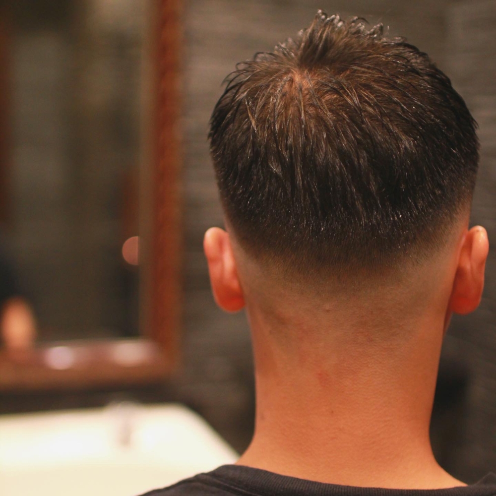 スキンフェード×アップバングスタイル｜ヘアカタログ｜|高級理容室 床屋 ヒロ銀座ヘアーサロン