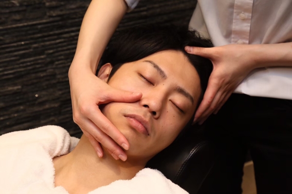 男の疲れ顔に効く！大人気のお顔ほぐし‼️