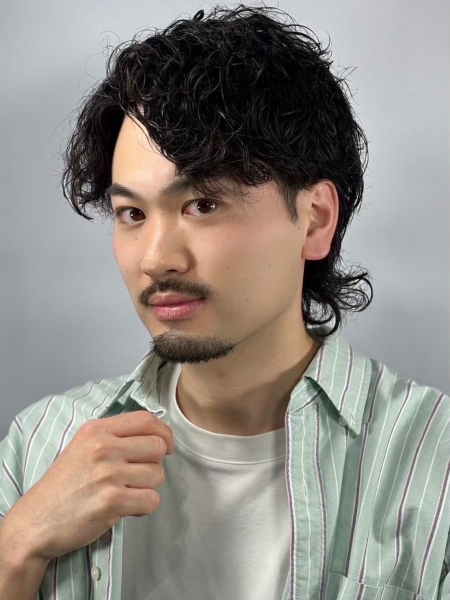 **ツーブロック × 強めパーマ × センターパート